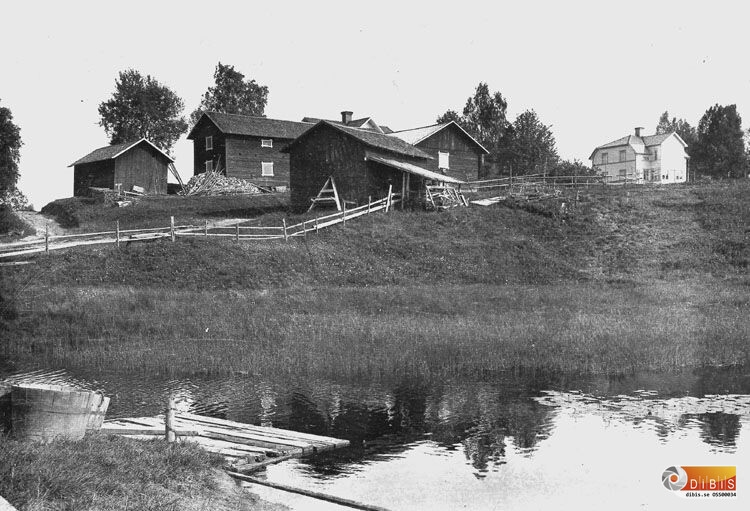 Nilses samt Blanka-Karls gårdar G.Homna Edsbyn.
Idag är huset som Inge Olsson och Viola Olsson bodde i sålt, Viola bodde där som änka i många år 2014 blev det sålt. Det stora vita huset ägs idag av numera avlidne Birger Jonssons Gla.Homna. yngste son. Äldsta sonen Kjell Jonsson Gift Mona Jonsson (Widarsson Som ogift) Bor i fd. Blanka Ragnars Fastighet.