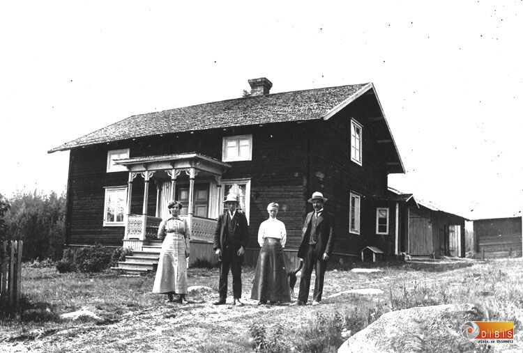 Nordlunds Fullsborn.
Bostadshus med veranda.
August Nordlund med fru Karin fr.v. barnen Elsa och August Jr.