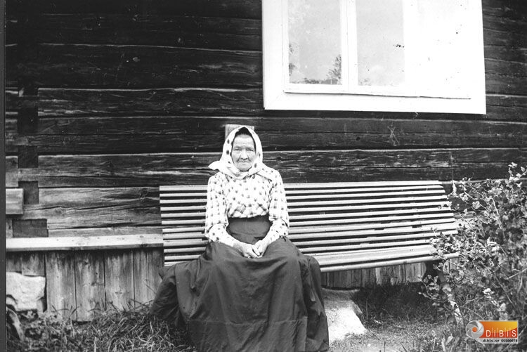 Sara Säll.
Fotot taget framför Saras gård.