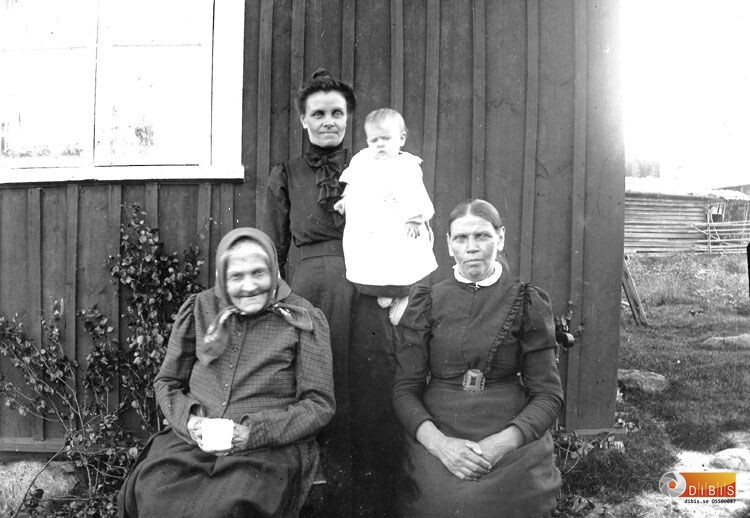 T.v. Males-mor även kallad Valla-mormor, Vargs-Martha Olsdotter-Andersson samt några okända personer.