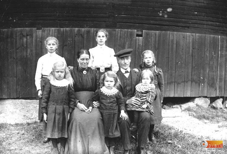 Stocka-Kristin och Stocka-Per.
Tyra i mitten, bakom henne Karin g.Selander Uppsala.