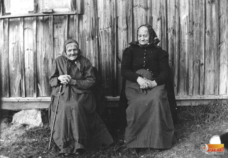 Males-mor även kallad Valla-mormor, Martha Olsdotter-Andersson och Hedlinds-mor Ella Persdotter-Hedlind från Gräsmyran.