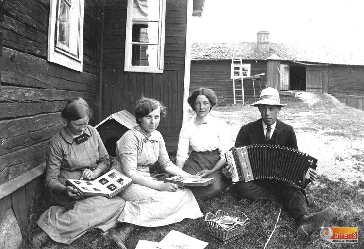 Fr.v. sitter Tilda Ståhl-Östberg, Elsa Nordlund, Bricken Ståhl-Karlsson och August Nordlund.