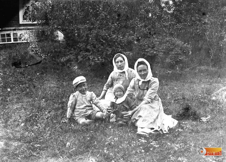 Elsa Fahlström-Säll med barnen Henrik f.1915 och Tyra f.1917 och Halls-Kristina
Olsson.