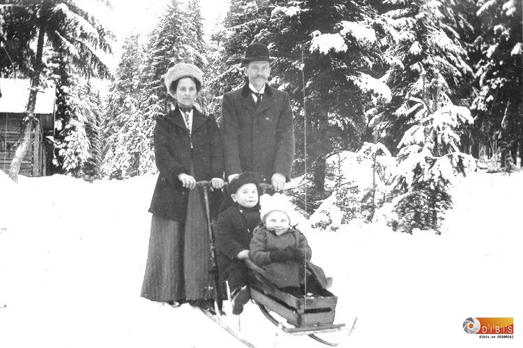 John och Helena Säll med barnen Elov och Astrid.