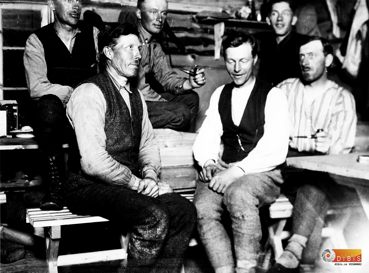 Längst fram från vänster: Okänd, Elis Sandquist, Okänd.
Från Tälningskontoret, Voxna, år 1925.