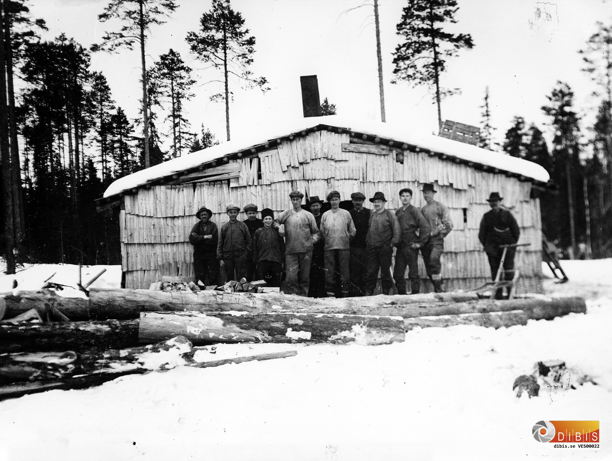 Skogsarbetare utanför skogskojan i Tranbergsbo, Voxnabruk, år 1923.