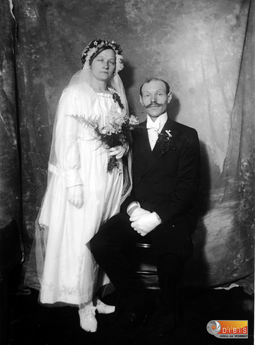 Ada Sandquist (Född Palm) med hennes nyblivne make Ernst Sandquist, Voxnabruk, år 1919.
