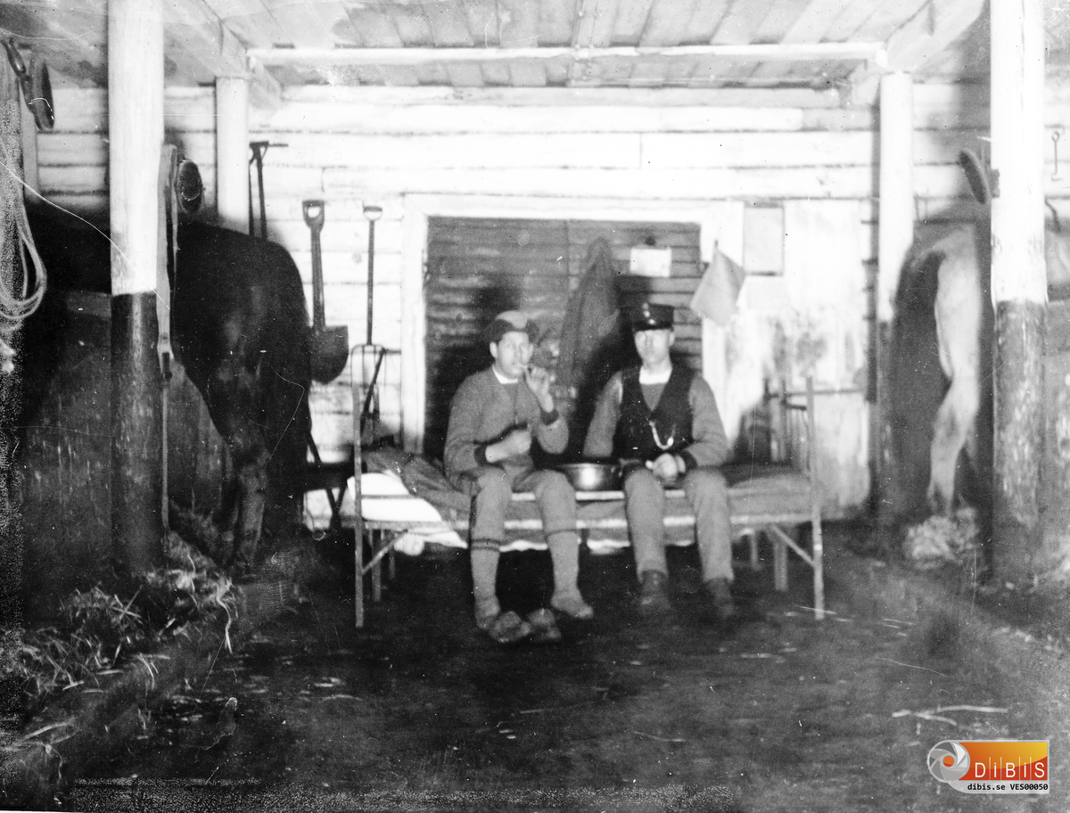 Från vänster: Okänd, Elis Sandquist, stallvakt vid I14 i Gävle år 1918.