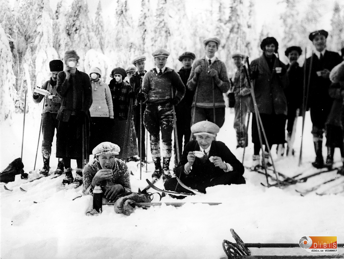En grupp skidåkare från Voxnabruk.
Sittande längst fram: Erik Lindblom, Helge Jernberg.
Bakre raden :Sjunde från vänster, Karl Sandkvist, Atle Leander, Gunnar Eklund, okänd, Dagny Lindblom, okänd, Ivar Woxblom.