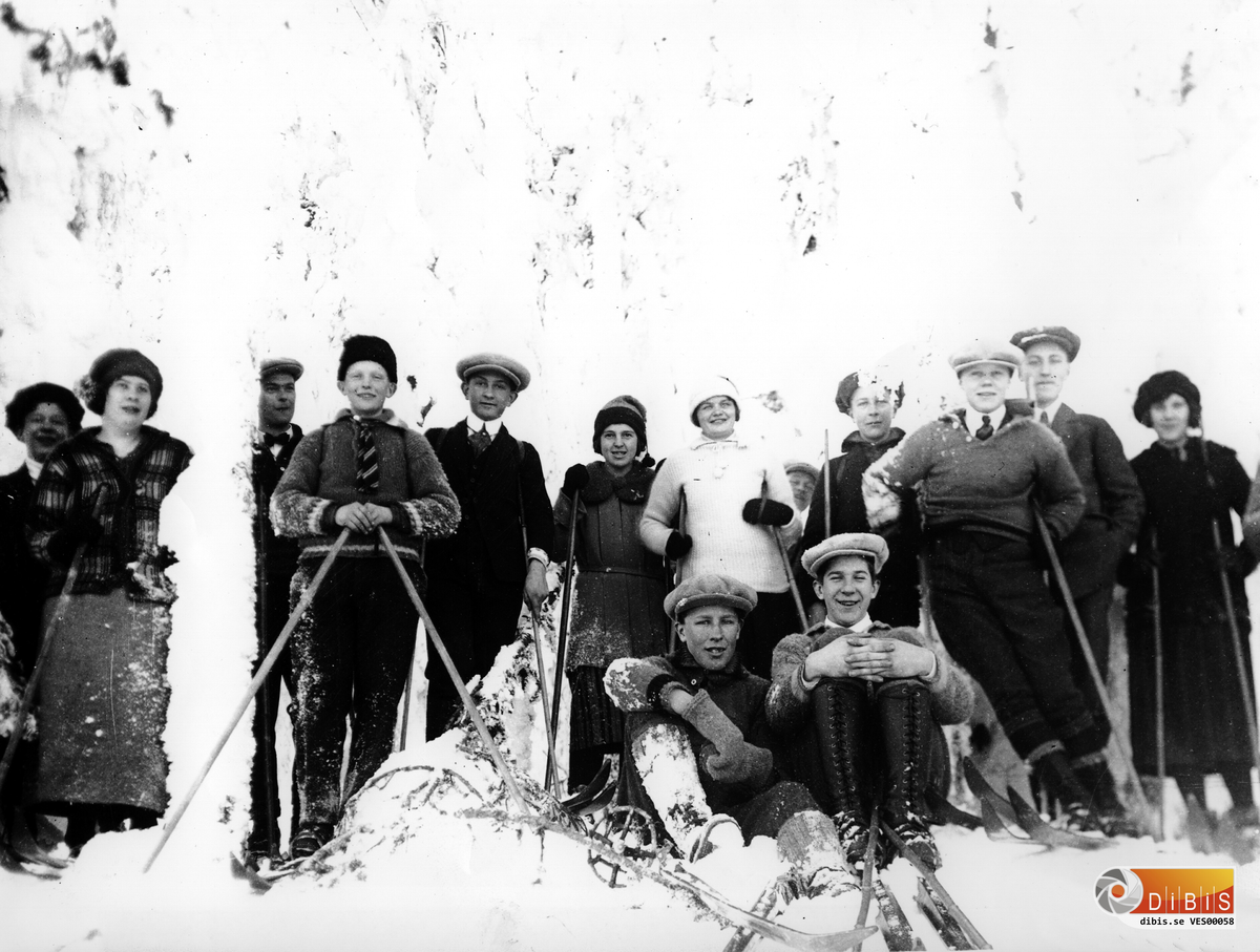 Skidåkande ungdomar från Voxnabruk, år 1918.