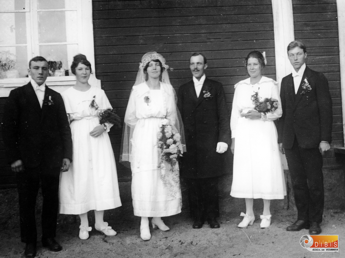 Från vänster:Anton Sundberg, Elsa Sandkvist, brudparet, Elvira Sofia, född, Sandkvist och Erik Henrik Karlsson, okänd, Elis Sandkvist, 10 oktober 1920.