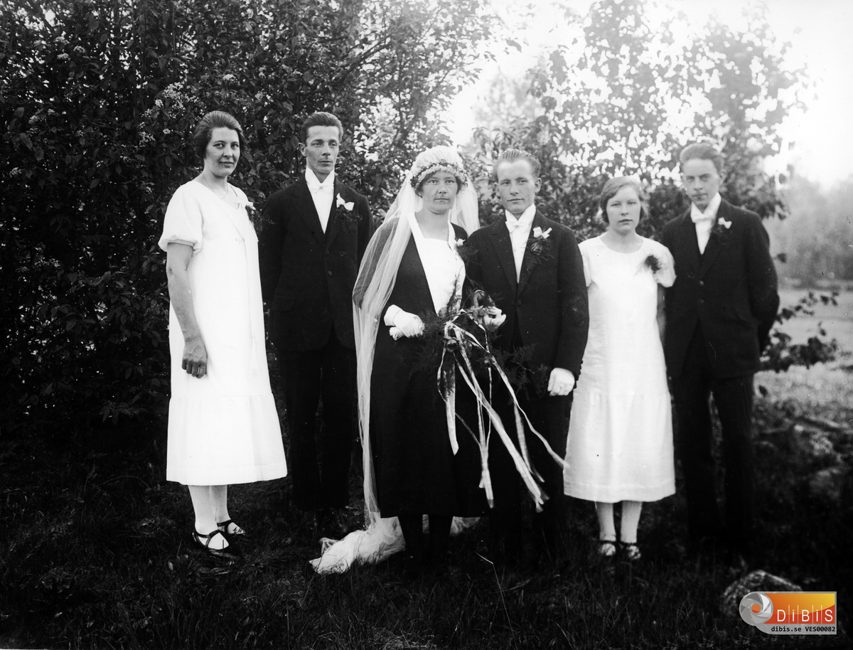 Från vänster:Anny Persson, Sigurd Larsson.Brudparet Signe och Holmfrid Persson, Edit Persson och Elof Stenberg, Voxnabruk år 1926.