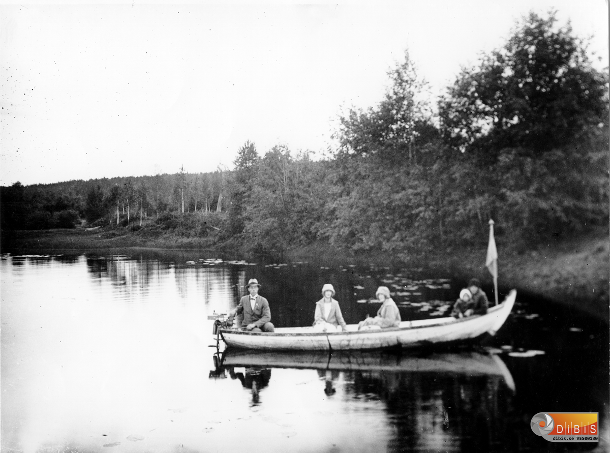 Fotografen och motorföraren Elis Sandkvist med flera, på båtutflykt efter Voxna älv, år 1924.