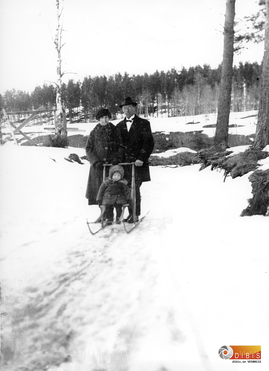 På sparkpromenad till Voxbo, Anny och Elis Sandkvist,med dottern Irene, Voxnabruk år 1924.