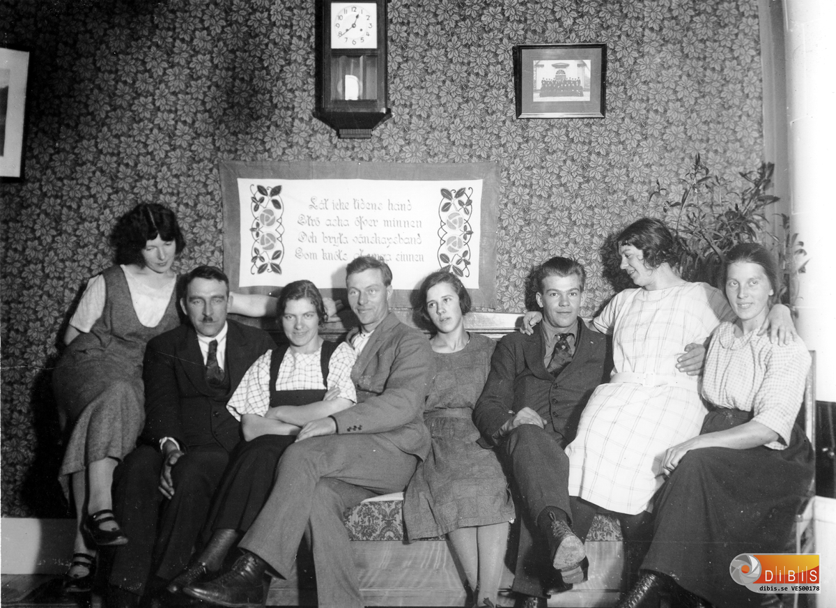 Från vänster: Elsa Sandkvist, okänd, Anny Sandkvist, Elis Sandkvist, okänd, Johan Karlsson, Linnea Jernberg och Elsa Persson.Voxnabruk.