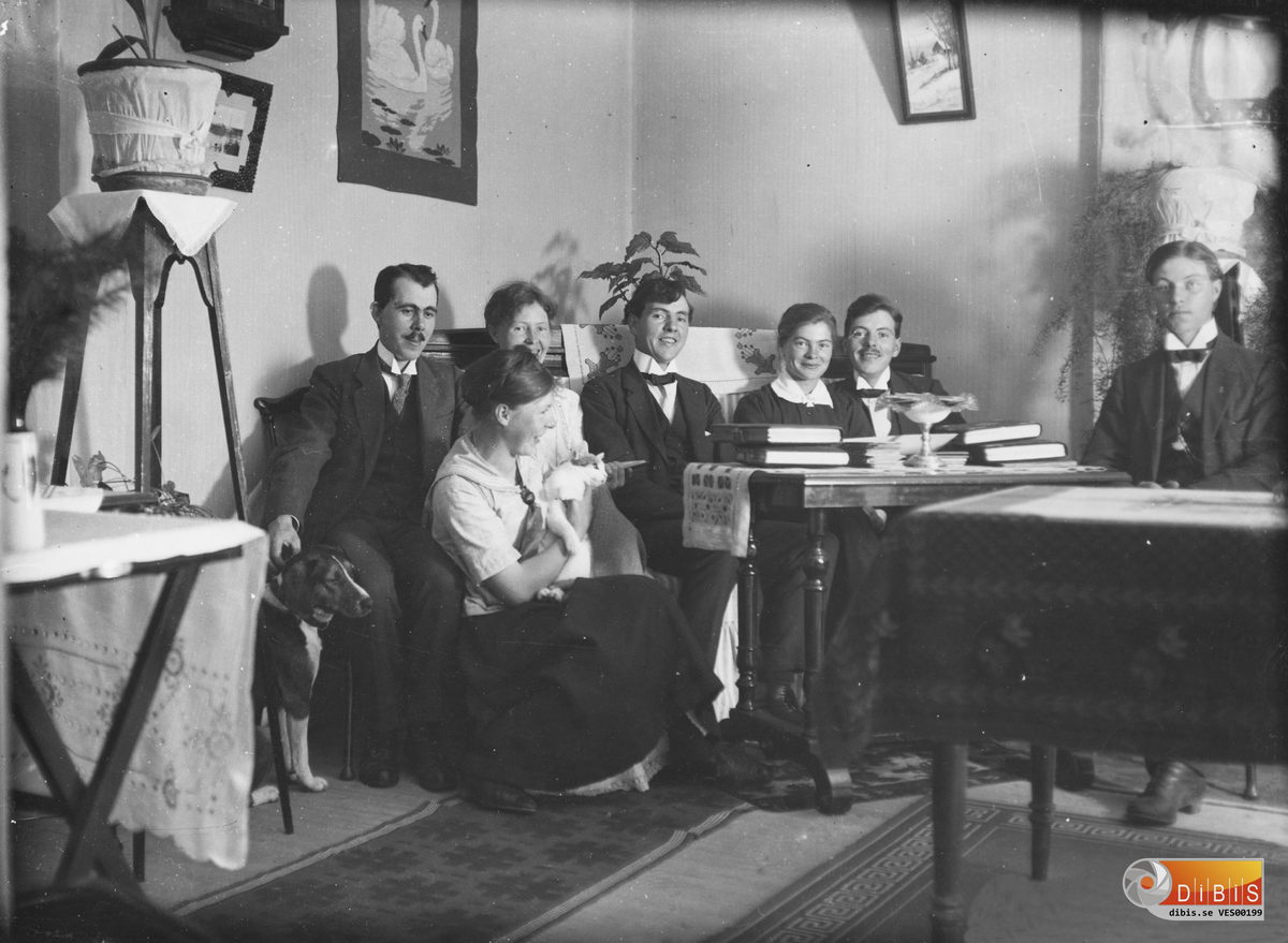 Längst fram: Elsa Sandkvist.
Bakre raden från vänster: Bernhard Karlsson, Signe Karlsson, Gunnar Sandkvist, Anna Sandkvist, Filip Sandkvist, och Elis Sandkvist.