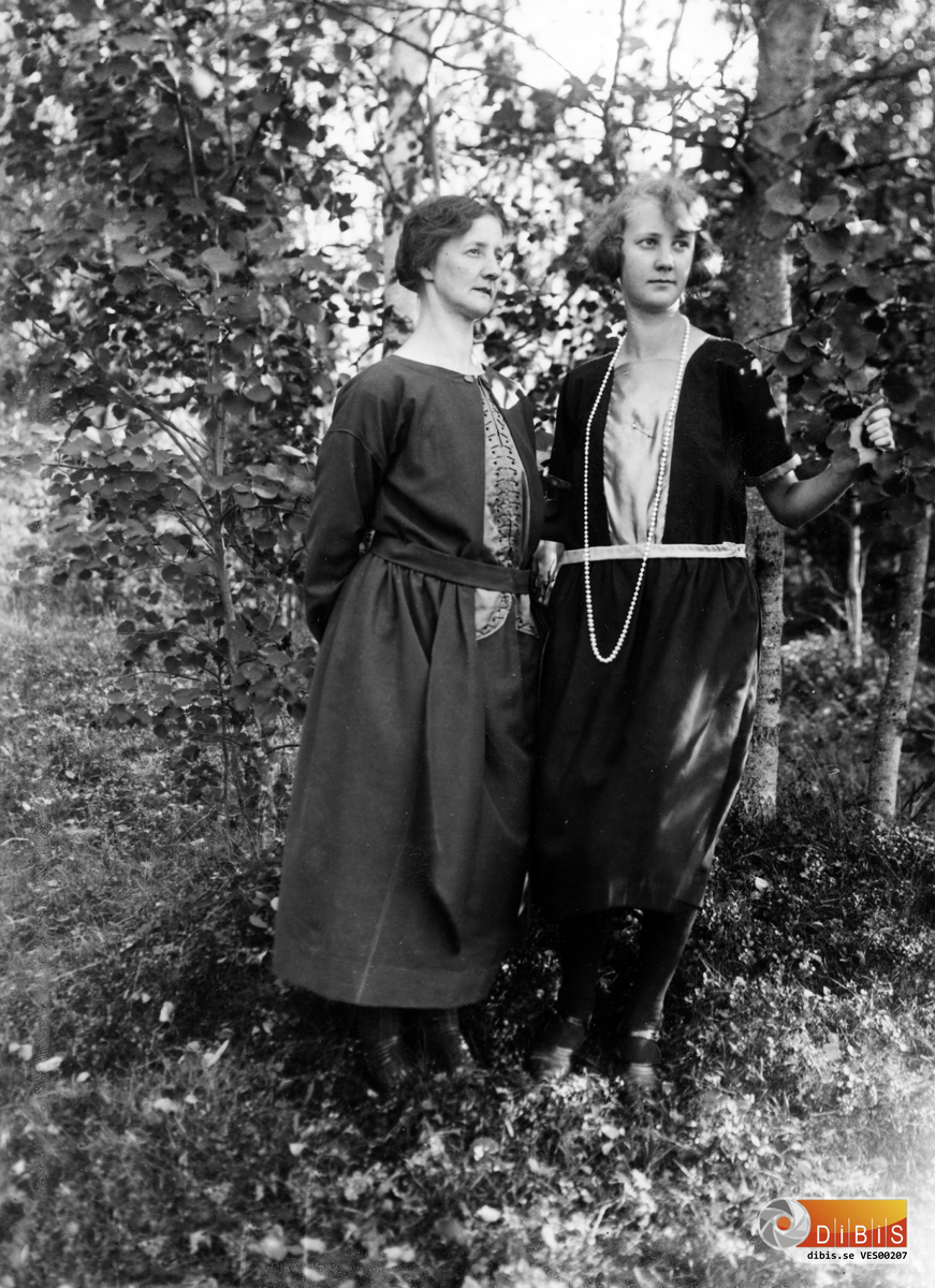 Sömmerskan Selma Lindblom, med dottern Dagny Lindblom, Voxnabruk år 1938.