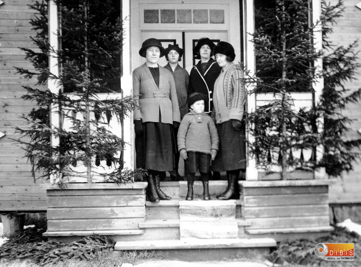 Engla Emilia Nord, Ally Westh, , Nanny Larsson, I Jernberg, barnet okänt.