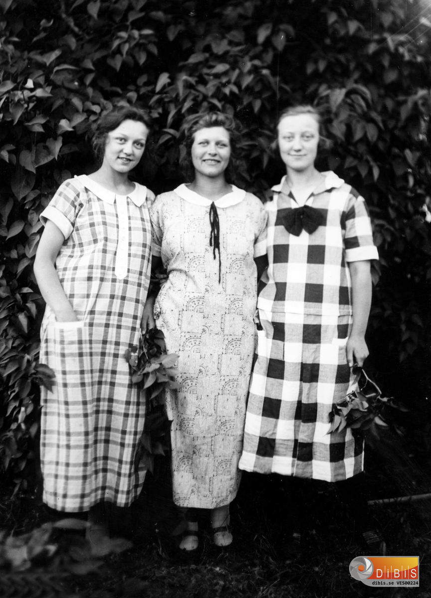 Från vänster: Sigrid Pettersson, Jukkasjärvi, Västerbotten.
Anna Jernberg, och Tyra Karlsson,född Pettersson, Jukkasjärvi, Västerbotten.