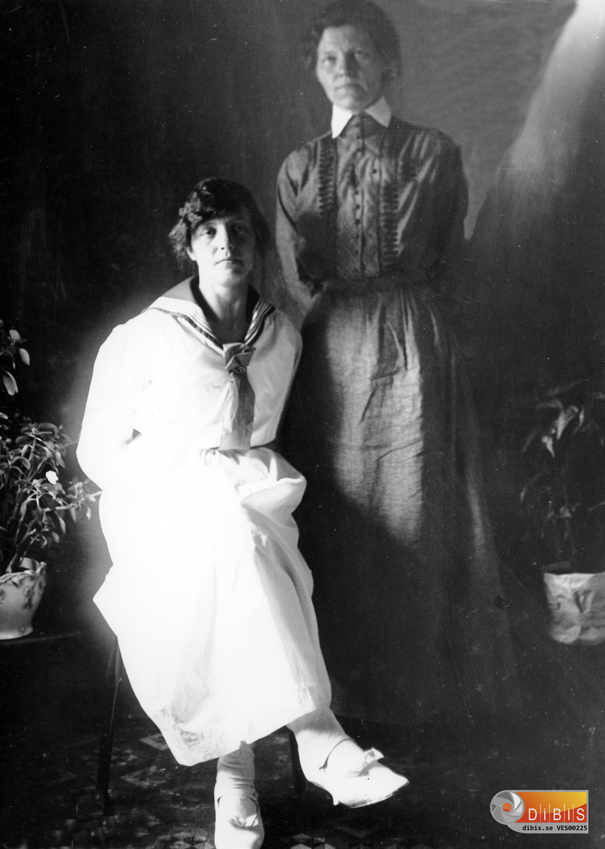 Från vänster: Elvira och Jenny Sandkvist, systrar, Voxnabruk.