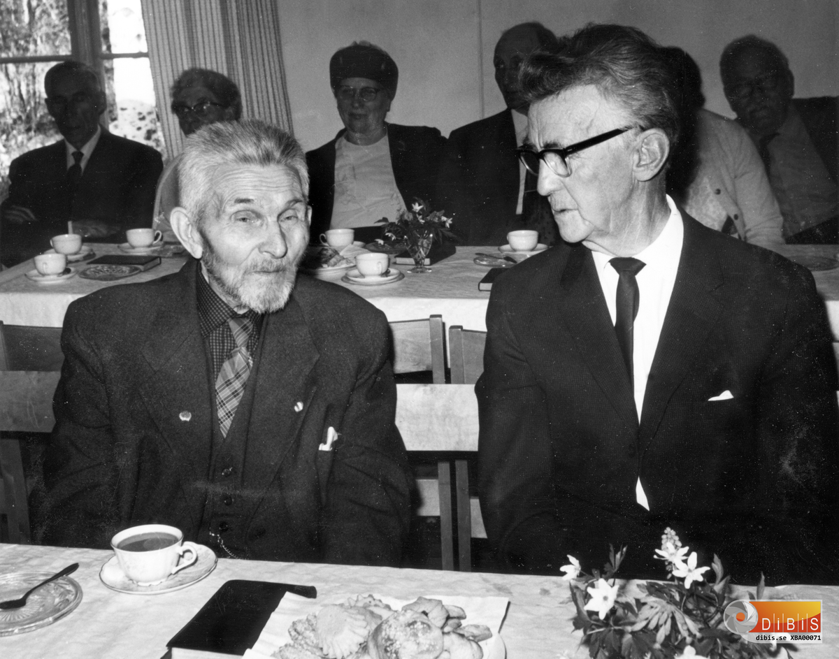 Bilden tagen i samband med de gamlas dag anordnad av Bergviks missionsförsamling.
Mannen till höger är Karl Öhrn, medlem i församlingen och under flera år vaktmästare i missionshuset. Tidigare var han lantbrukare och ägde bl a Norrbacken i Lynäs by, Bergvik.
Karl hade även olika föreningsuppdrag.
Mannen till vänster är Erik Björkner, gäst i detta sammanhang och bosatt i ett enfamiljshus i Bergvik.