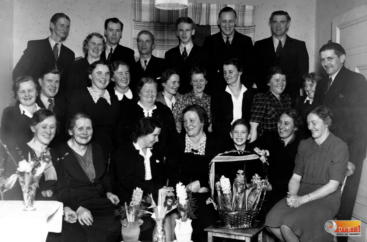 Gruppfotot är taget hos Eda Jonsson, då bosatt på Bölevägen i Bergvik. Längst till vänster i främre raden sitter Malvina Skogman , Alma Färnström. okänd, Eda Jonsson, Lennart Bergström, okänd, och längst till höger  Anny Bäckström.
Rad 2 från vänster: Linnéa Jonsson, Algot Björklund, Naime Löfstedt, okänd, Elin Björklund, okänd, okänd, Ruth Larsson, Edith Skogman, Anna Svedlund. Karl Bäckström
Rad 3 från vänster: okänd, Anna Zettersten-Nordin, Nils Larsson, okänd, Gunnar Svedlund och Olle Löfstedt.