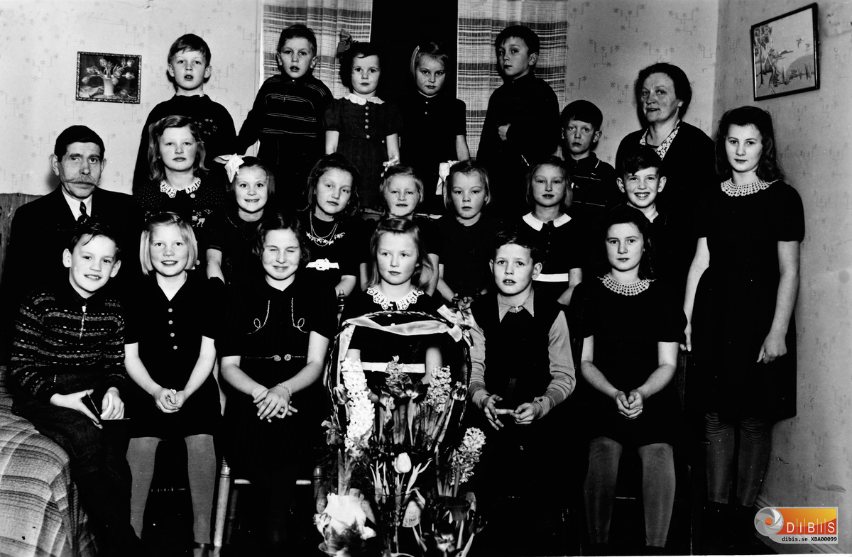 Bergviks missionsförsamlings söndagsskola samlad hos Eda Jonsson Övre Bölevägen i Bergvik. När bilden togs var möbelfabrikören Nils-Olov Björklund söndagsskollärare. Eda står till höger och
Nils-Olov till vänster.
Främre raden från vänster: Stig Nilsson,
Gun Söderblom, Alice Mattsson,
Maj-Lis Jonsson, Alf Zettersten, Ruth Lindberg.
Andra raden fr. v. Linnea Jonsson, Gerd Nilsson, Sylvan Udenius, okänd, okänd, Ingegerd Jonsson, Lennart Bergström och Ingrid Lindberg.
Tredje raden fr v. Bengt Olsson, J. Blank,
Åsa Zettersten, Eva Strid, J. Blank och till vänster om Eda Jonsson, Olle Björklund.