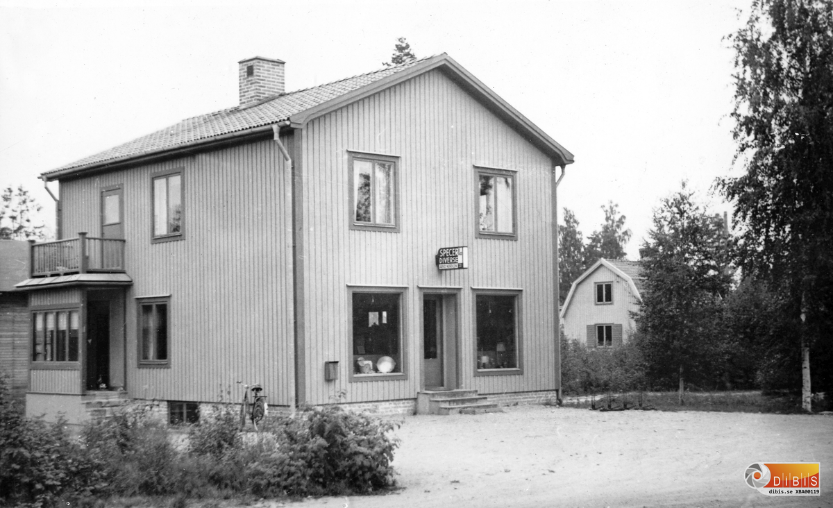 Arvid Nordléns lanthandel i Elfvik, Bergvik, uppfördes under den period av 1900-talet då butikerna låg tätt och kundkretsen var stadig i den meningen att folk inte rörde på sig så mycket. Bilismen och kollektivtrafiken var begränsad. Folk gick eller cyklade till affärer i närområdet för att få matvaror och andra förnödenheter.
Den här affären låg dessutom nära det område där flottningsföreningen hade kontor samt en verkstad och hamn för de bogserbåtar som användes på sjön Marmen.
Fastigheten är i dag privatbostad.