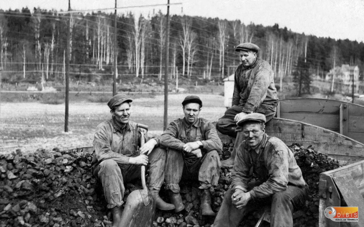 Bilden är tagen i närheten av sulfitfabriken i Vannsätter. Till höger sitter Roland Jansson, Verkmyra, Bergvik. Ovanför honom Georg Thörner, född och uppväxt i Lynäs.
Övriga på bilden är från vänster: Edvin Svedberg och Sven Gustavsson.
Bilden kan vara tagen av Gunnar Lindblom som brukade fotografera arbetskamraterna när tillfälle gavs.