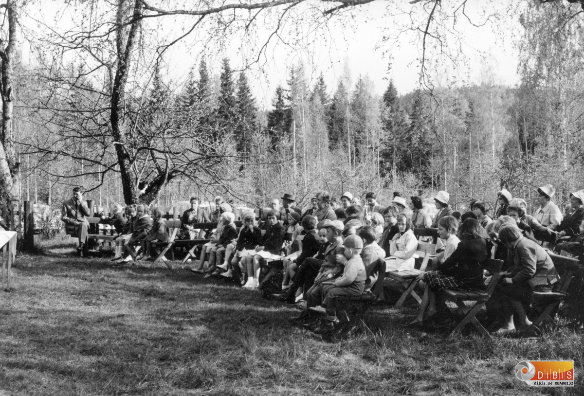 Lynäs sommarhem efter att torpet köpts av ortens missionsförsamling. Under åren som gått har sommarhemmet utvecklats till en fritidsgård med omfattande verksamhet.
När bilden tas pågår ett friluftmöte där torpets veranda fick tjäna som estrad. Publiken sitter på gamla kyrkbänkar från något av missionshusen i närheten.