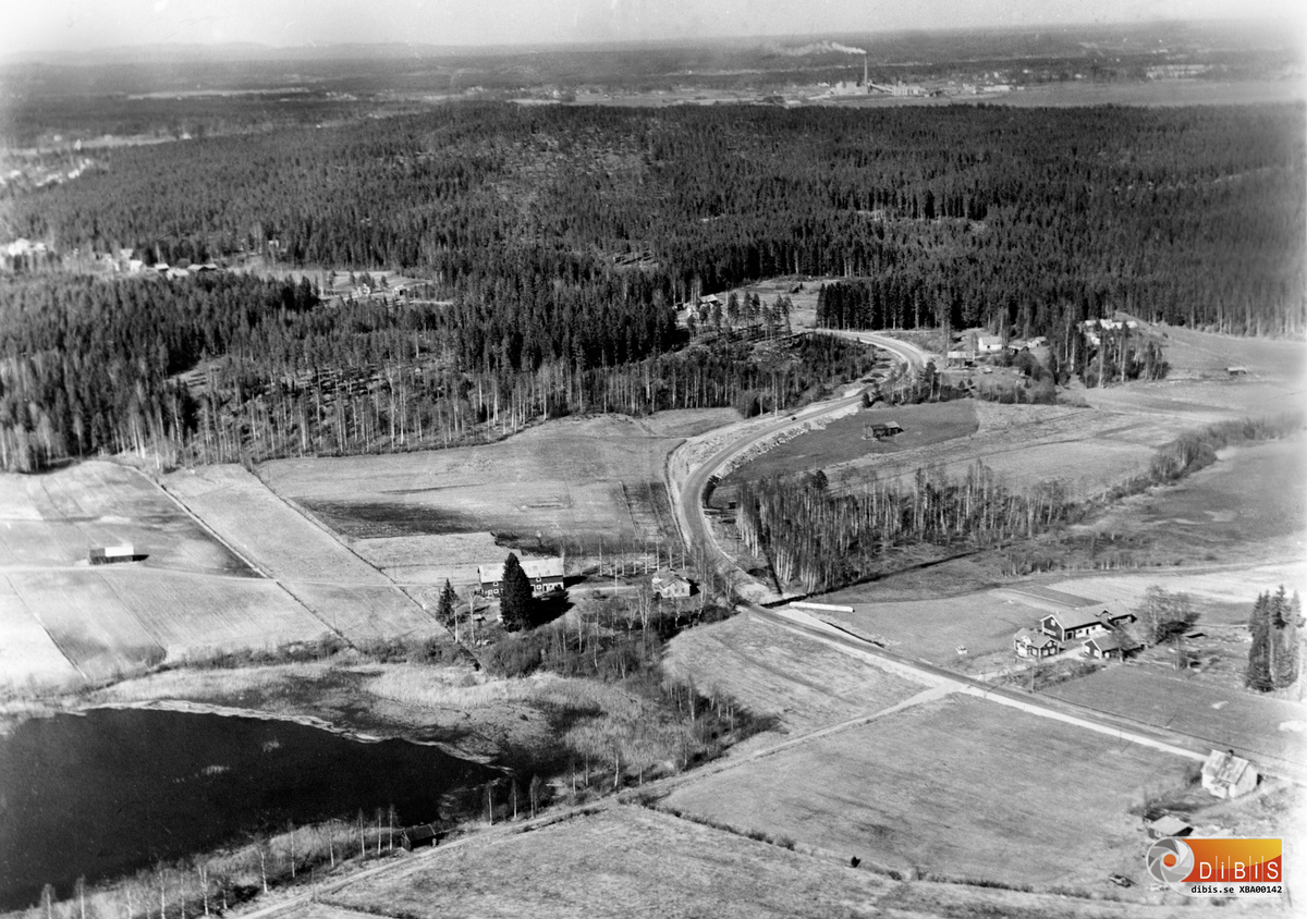 Flygbilden visar Verkmyra, Bergvik, i förgrunden och fabriken i Marma i bakgrunden.
Ombord befinner sig förutom piloten Petrus Zettersten och sonen Alf. Petrus var född i Verkmyra och det här var hans första och enda flygtur.
I Verkmyra pågår sedan en tid vägarbeten för att förbättra vägens standard. Bland annat läggs en ny vägtrumma i den bäck som förbinder Östra Bosjön med Västra Bosjön.