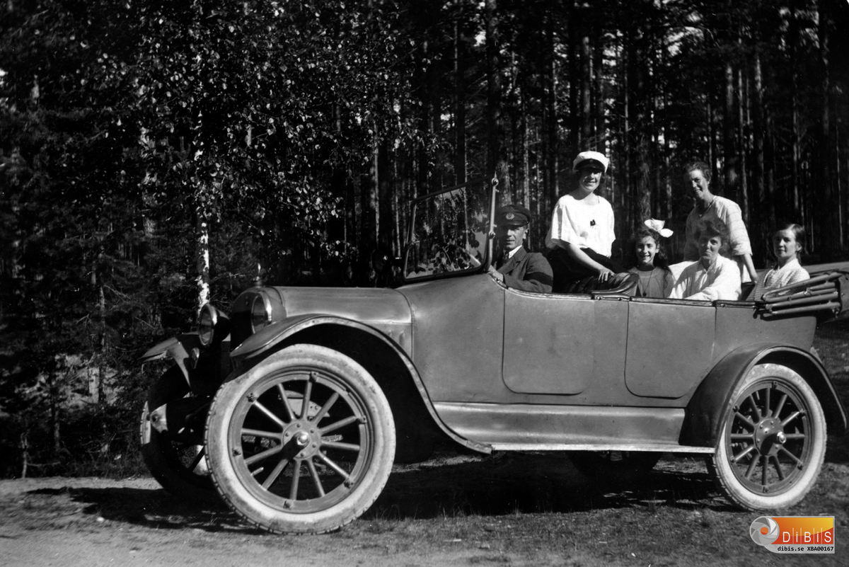 Hans Lindblom, med rötter i Bergvik, ger intressant information om den ädla bilen. Vilken raritet om den bevarats till dags dato.

"Bilen är en amerikansk Interstate, årsmodell 1919 och var taxi i Bergvik. Den ägdes av GB Lindblom på Rönnbacka. Den var högerstyrd och vid ratten sitter GBs son Gunnar Lindblom. Bilen fanns kvar i garaget på Rönnbacka ända fram på 1950-talet då den köptes av en föreståndare på Konsum i Lynäs som skrotades den. Interstate var ett sällsynt fabrikat som bara fanns några år innan fabriken gick upp i Dodge/Plymouth".

Damerna på bilden från vänster okänd, Ellen Bengtsson, Adéle Sporre, Agnes Bengtsson, Nanny Ahlman.

Fotograf är John Bengtsson.