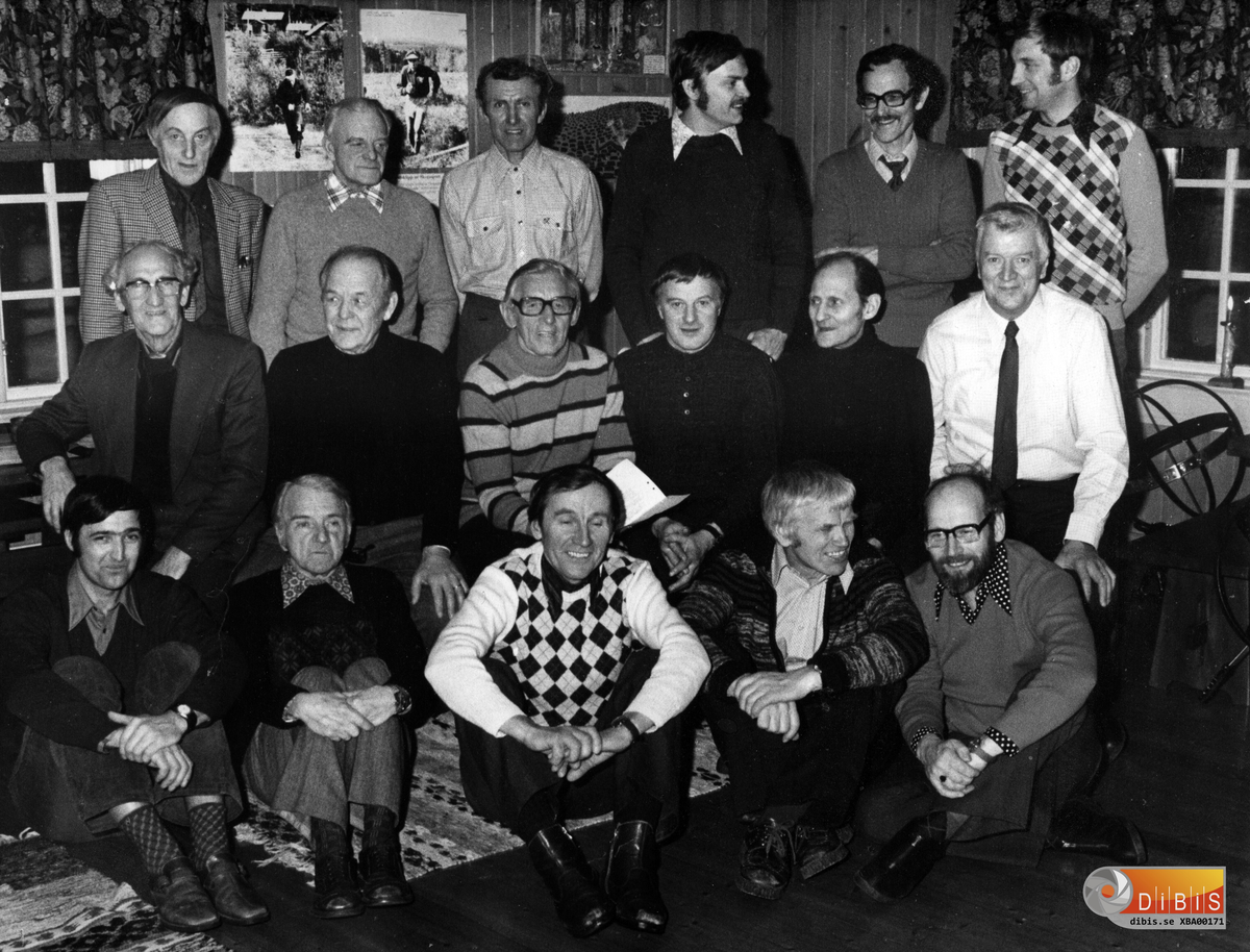 Veteranträff i Fallängsstugan söndagen 10/12 1976
Fotograf: Sune Söderholm

Främre raden från vänster:
Rolf Sundqvist, Ragnar Söderholm, Carl-Erik Jonsson, Bernt Lindström, Eddy Åkerlind.

Mellanraden från vänster:
Einar Sundqvist, Jonas Lind, Johan Östlund, Helge Wiklund, Verner Lundgren, Ivan Strand.

Bakre raden från vänster:
Olle Wiklund, Jonas Wiklund, Helge Eriksson, Arne Nordlén, Gustav Westlund, Jan Olsson.

Eddy Åkerlind var initiativtagare till festen. För program och förtäring svarade Jan Olsson och Arne Nordlén.

Här följer en rad av resultat för IFK:s orienterare hämtade ur den jubileumsbok som utgavs med anledning av
IFK:s 50-årsdag 1970

DM-natt Seniorer
1952    Helge Wiklund
1954    Helge Wiklund
1955    Carl Erik Jonsson
1957    Helge Wiklund
1961    Helge Wiklund

DM-dag Juniorer
1937    Elof Lindberg
1938    Viktor Jonsson
1944    Carl Erik Jonsson
1949    Valter Jonsson

DM-dag Damseniorer
1961    Inga-Lill Wiklund
1962    Inga-Lill Wiklund

DM-dag Damjuniorer
1953	Daga Lind-Eriksson
1954	Daga Lind-Eriksson
1955	Daga Lind-Eriksson
1956	Ann-Marie Söderholm-Svärd
1957	Daga Lind-Eriksson
1958	Inga-Lill Bergström-Wiklund

Yngre juniorer dag
1952    Eskil Mårtensson
1953    Eskil Mårtensson

DM Budkavle Seniorer
1935
Einar Sundquist,
Verner Lundgren,
Ragnar Söderholm

1937
Gustav Persson-Wing,
Arne Nordquist,
Uno Andersson

1946
Gunnar Jonsson,
Carl-Erik Jonsson,
Helge Wiklund

1948
Gunnar Jonsson,
Carl-Erik Jonsson,
Helge Wiklund

1949
Gunnar Jonsson,
Carl-Erik Jonsson,
Helge Wiklund

1952
Sune Söderholm,
Carl-Erik Jonsson,
Helge Wiklund

1953
Eddy Åkerlind,
Sune Söderholm,
Helge Wiklund

1954
Eddy Åkerlind,
Carl-Erik Jonsson,
Helge Wiklund

1956
Tord Nilsson,
Carl-Erik Jonsson,
Helge Wiklund

1960
Knut Wåhlin,
Carl-Erik Jonsson,
Helge Wiklund

DM budkavle Damer

1956
Margareta Forsling-Persson,
Inga-Lill Bergström-Wiklund
Daga Lind-Eriksson

1959
Inga-Lill Wiklund,
Maj Eriksson,
Margareta Persson

1962
Inga-Lill Wiklund,
Ann-Marie Söderholm,
Margareta Persson

1963
Inga-Lill Wiklund,
Maj Eriksson,
Margareta Persson

DM dag Yngre oldboys
1946    Ivar Bergström
1956    Sune Söderholm
1958    Eddy Åkerlind

DM natt Oldboys
1958    Sune Söderholm

DM natt Äldre oldboys
1968    Helge Wiklund
1969    Carl-Erik Jonsson

DM dag Äldre oldboys
1950    Johan östlund
1951    Johan östlund
1967    Eddy Åkerlind
1968    Carl-Erik Jonsson
1969    Helge Wiklund