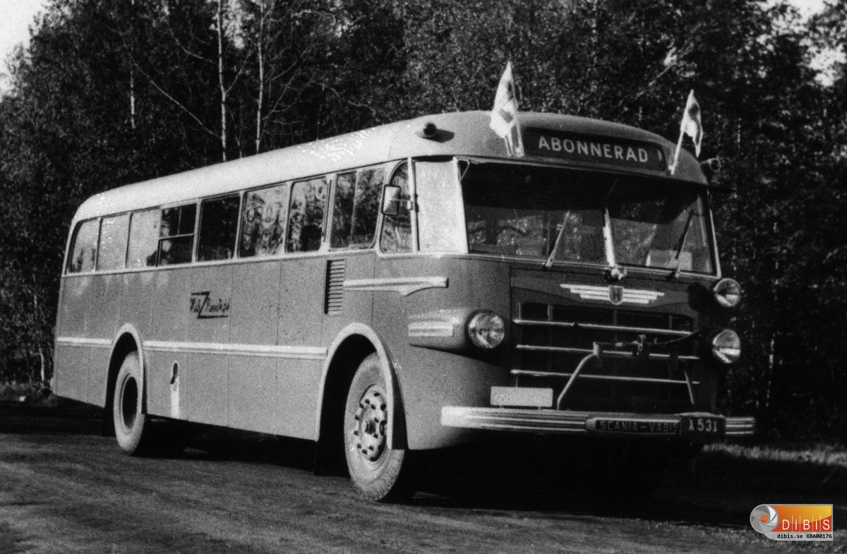 Halvar Hasts tid som entreprenör i bussbranschen avslutades med denna buss.Mycket modern när den lanserades och ofta i turisttrafik.
Kanske får vi anledning återkomma till denna del i den lokala historien. Hur man åkte till "stan" som man sa och hur någon tog sig an själva transporten.