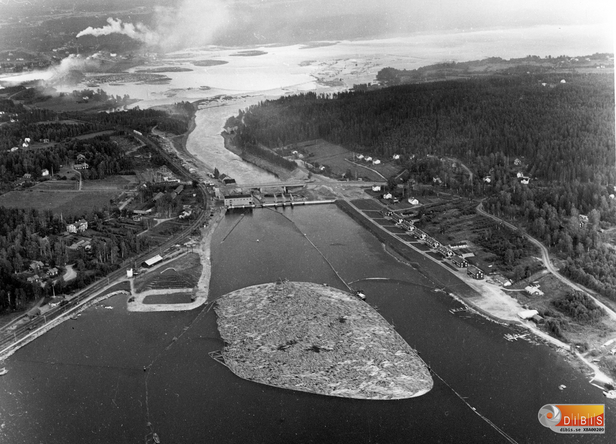 En härlig bild över Bergvik med bland annat
herrgården kvar. Den revs efter att ha tjänat som kontor under kraftverksbygget.
Framför herrgården rester av Anderssons handelsträdgård.
