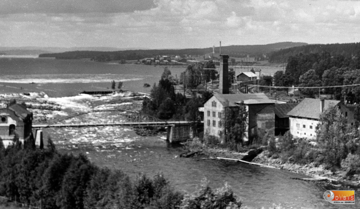 Flygfoto över Bergvik medan flertalet byggnader från den första massafabriken fanns kvar. Hustaket som skymtar mellan de båda byggnaderna i förgrunden är vad som i dag är Bergviks industrimuseum.
Kvar är också vattenfallet, den övre kraftstationen och stålbron från 1890.
Dessutom fabriken i Vannsätter, Smalsjön och den magasinsbyggnad som fanns i närheten av järnvägsstationen.
Foto: Sven Erik Johansson

Läs även om Bergviks Linpapper, historiskt och i nutid!