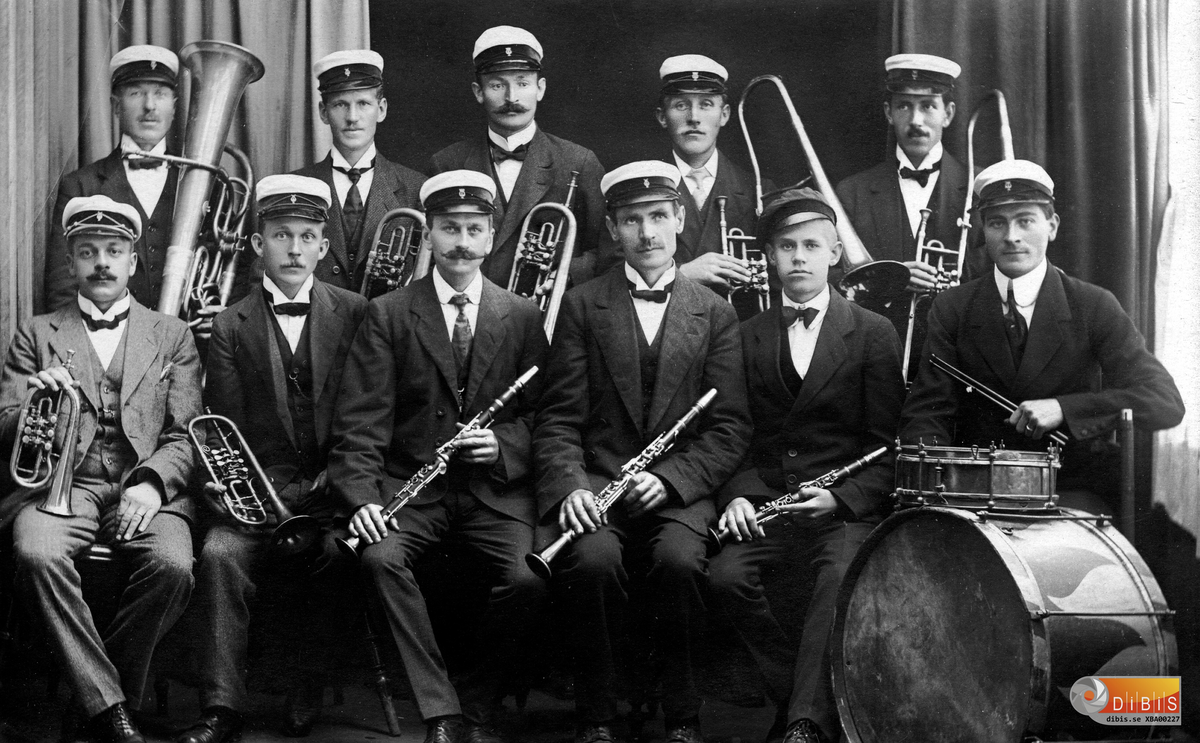 Främre raden från vänster; okänd, okänd, okänd,
August Lindqvist, Waldemar Lindqvist, okänd.
Bakre raden från vänster; okänd, Trygve Nilsson, okänd, okänd, okänd