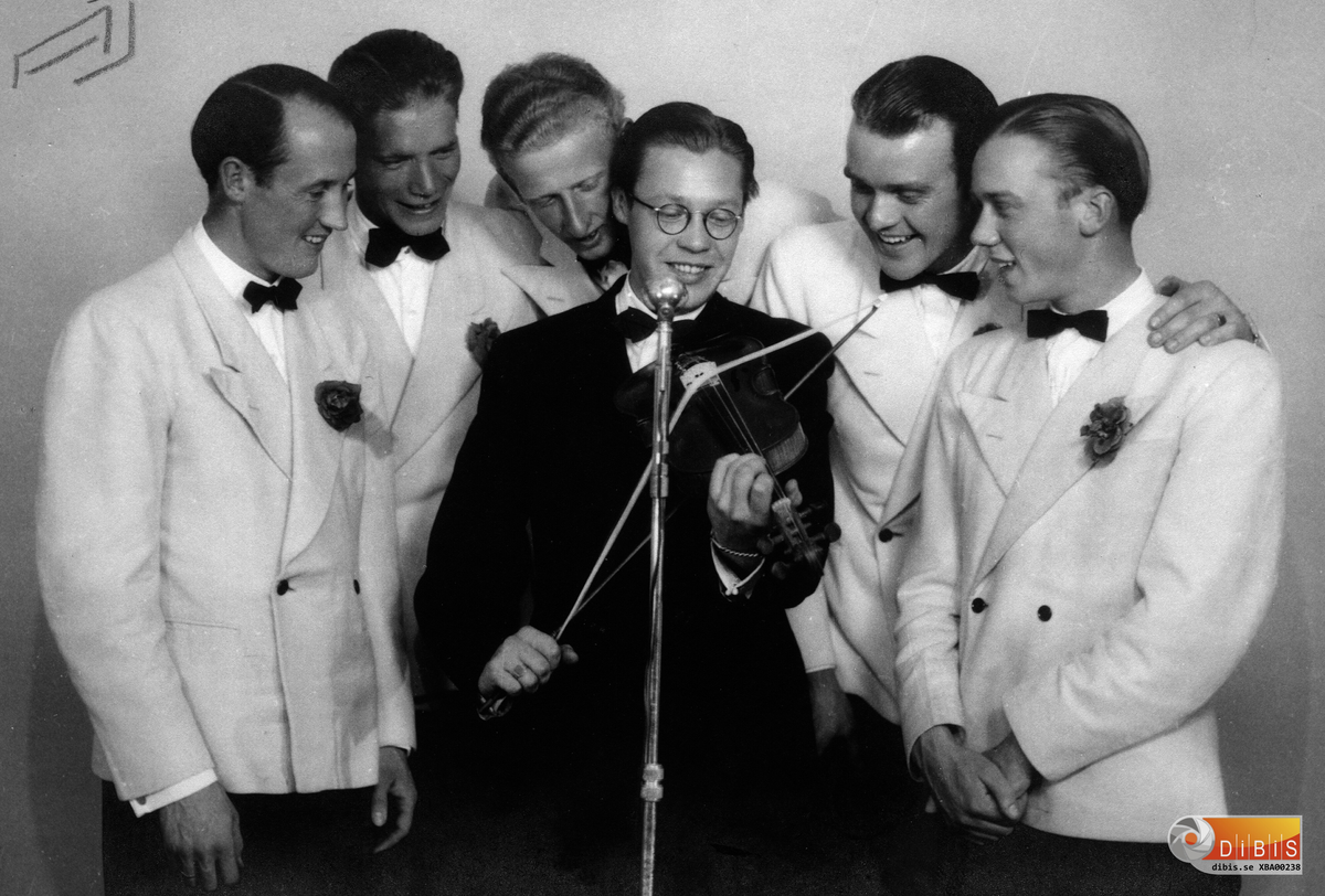Bilden visar Sture Hansson, okänd , Tore Eriksson, Olle Olsson Sven Hammarbäck samt Thore Svensson. Den senare en mycket välkänd musiker, bosatt i Bergvik.