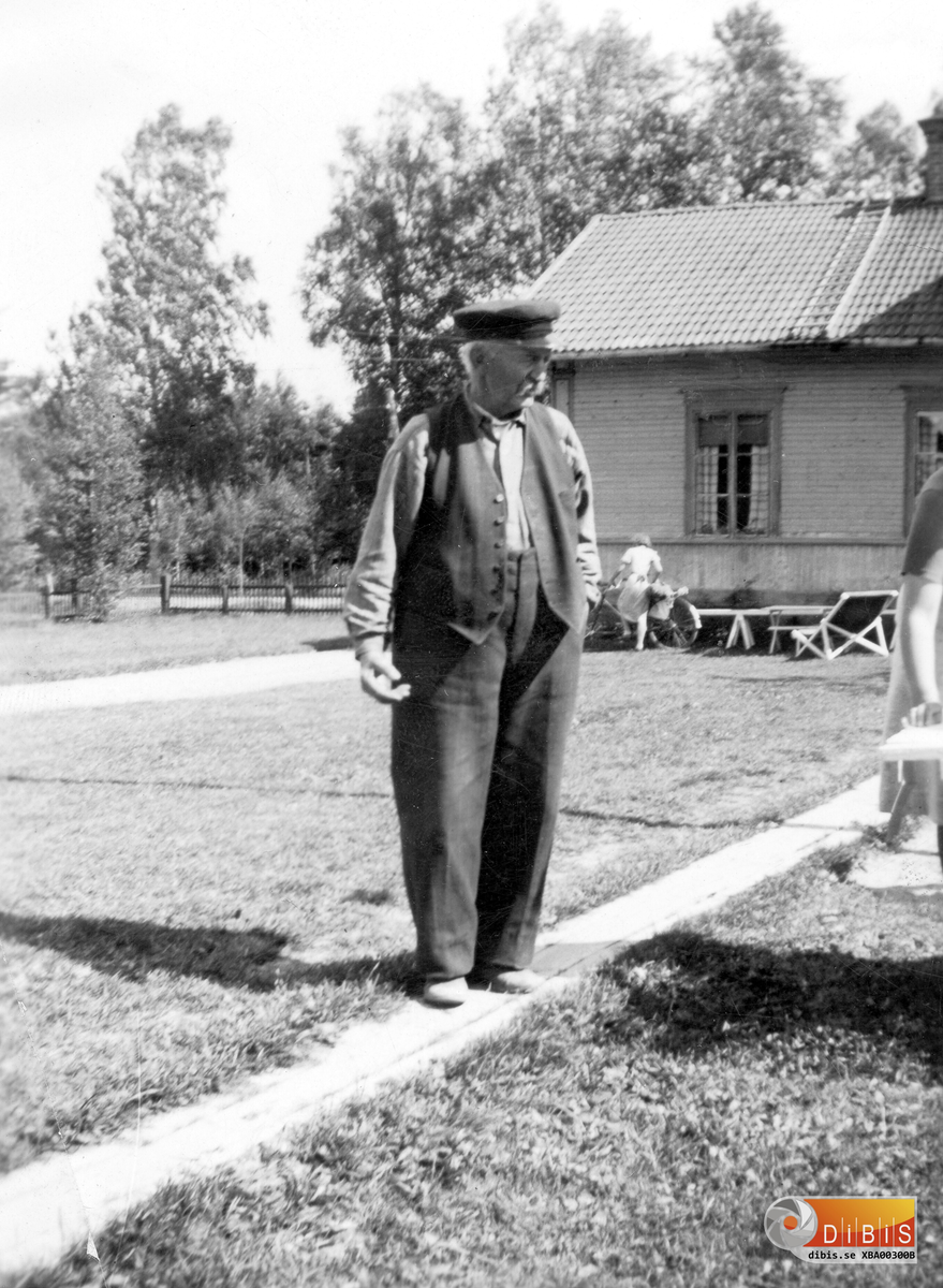 Emanuel Zettersten, Verkmyra, Bergvik, med
bostaden i bakgrunden. Emanuel kom till Verkmyra under 1880-talet efter att fadern med familj kom flyttande från Ambricka i närheten av Marma i Uppland.