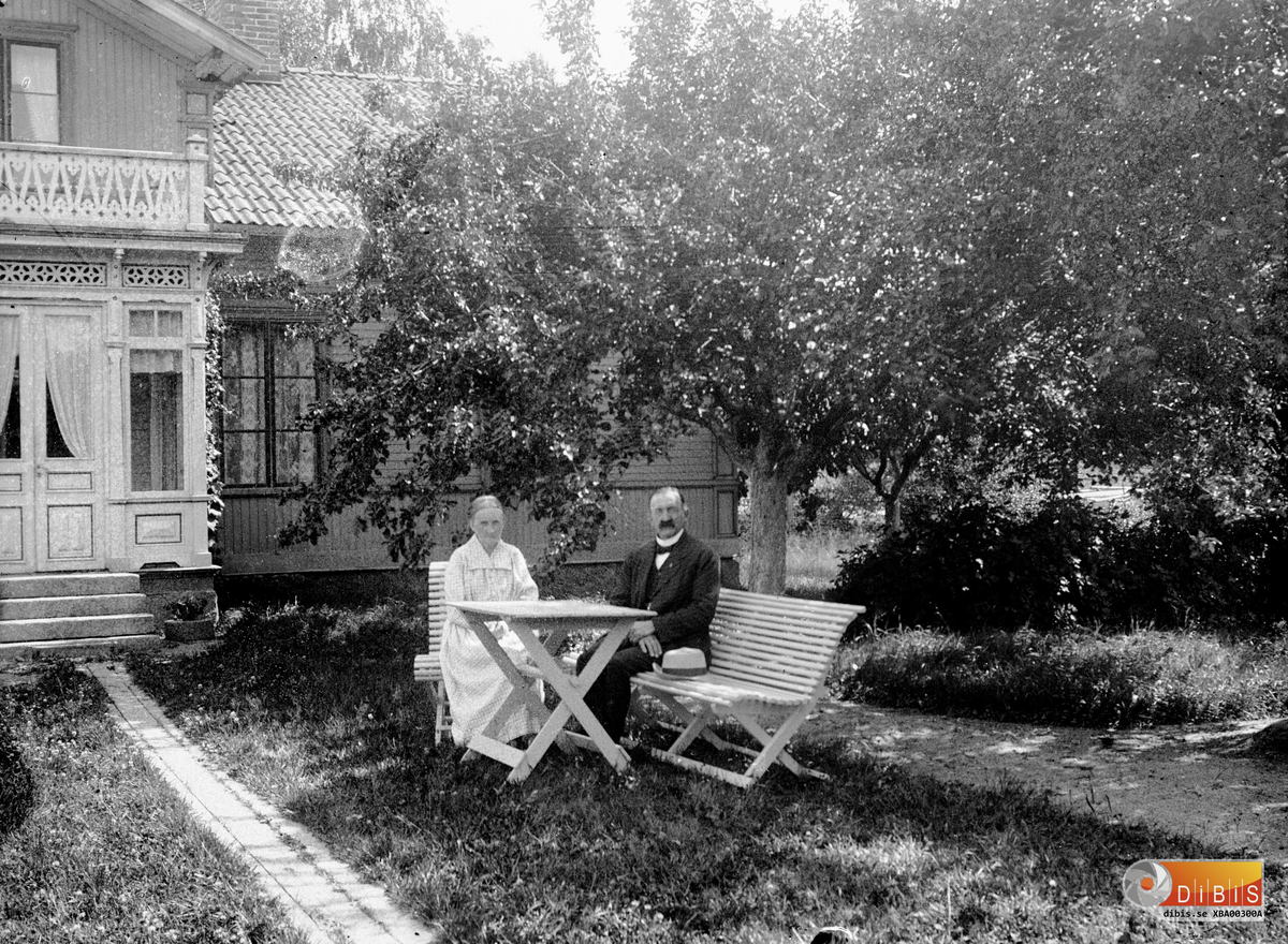 Kristin och Emanuel Zettersten framför hemmet i Verkmyra. Kristin föddes i Vannsätter och Emanuel i Marma, Uppland.
Till Verkmyra och Bergvik kom han som barn, son till Lars-Petter Zettersten.