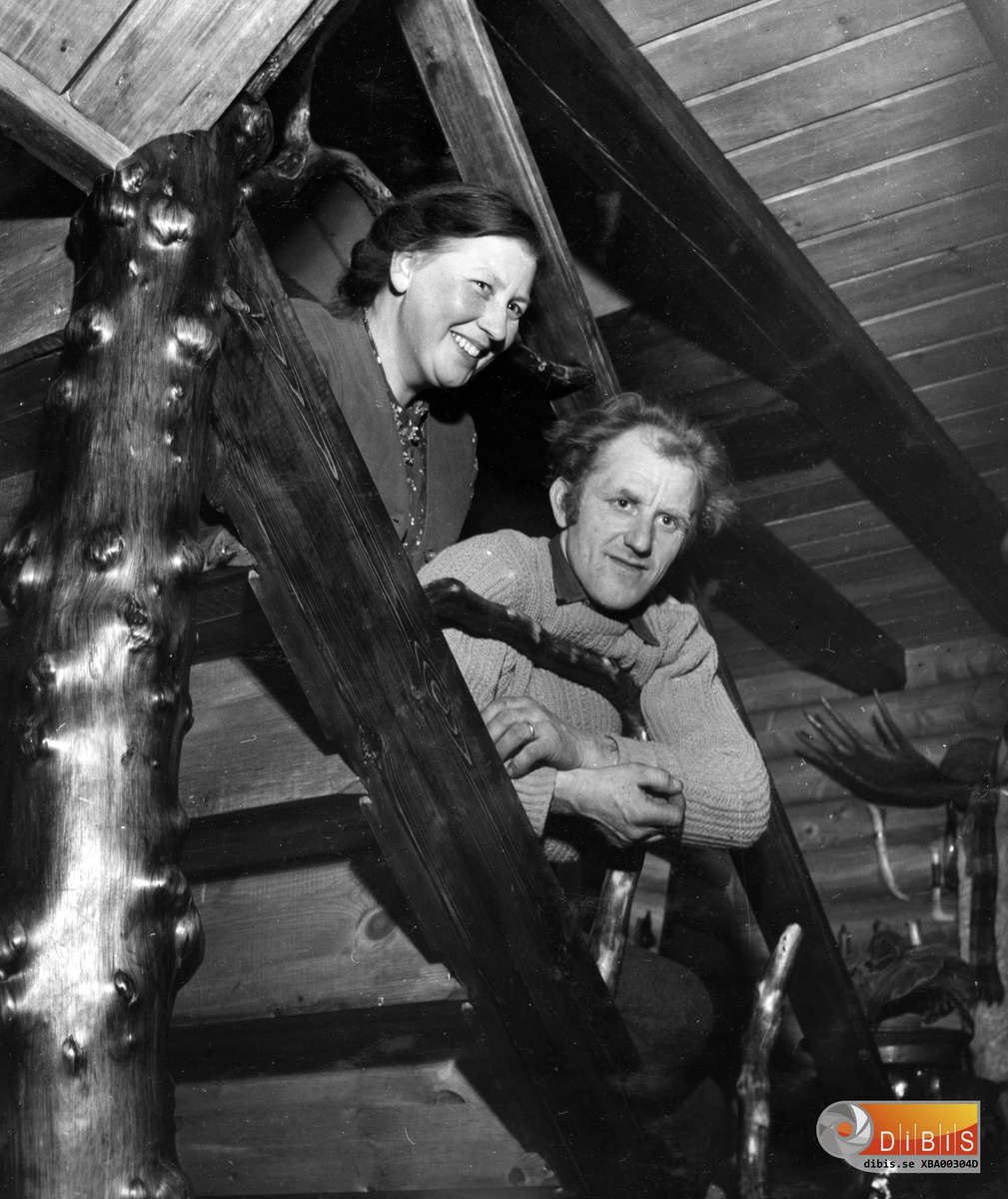 När Lisa och Johan Wiklund köpte Enmyra ingick en bostadsbyggnad som inte fyllde de behov makarna hade.
Efter några år byggdes ett helt nytt hus som både in- och utvändigt var både vackert, trivsamt och originellt.
Här är Lisa och Johan fotograferad av någon gästande fotograf. Bilder kollegerna lämnade efter sig klistrades in i album utan att namnen noterades. Bilderna skulle för övrigt ha varit förlorade om inte några album undgick branden. Endast pärmarna var brända. Innehållet var oskadat.
