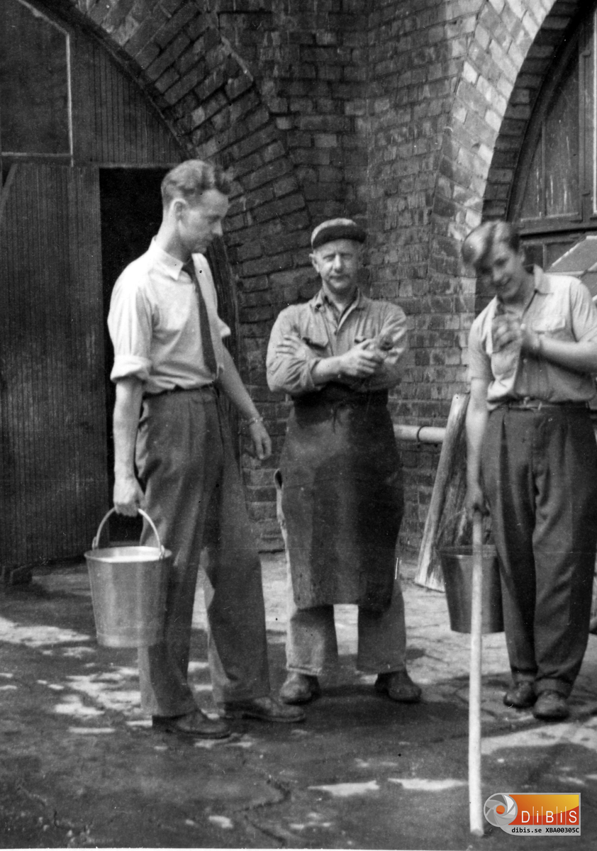 En ung Torvald Bäverström, till vänster, och en lika ung Kjell Hedenborg har tagit ett rutinmässigt prov i jässalen. Johan Hallman har övervakat.
Torvald Bäverström avancerade till driftsingenjör vid fabriken.
Knappast anade Torvald att han längre fram skulle få vara med om nedläggning av Bergviks genom tiderna största arbetsplats.
Hans intresse för sin arbetsplats fick honom att sammanställa den dokumentation som beskriver hur avslutning av en industriepok gick till.
Den informationen, samlad i ett digert album, överlät han till Bergviks Allting att äga, förvalta och bevara. Bland annat är den här serien av fabriksbilder hämtade i detta album.
Fotografen Åke Lundberg har stält de bilder i albumet som han tagit till förfogande.