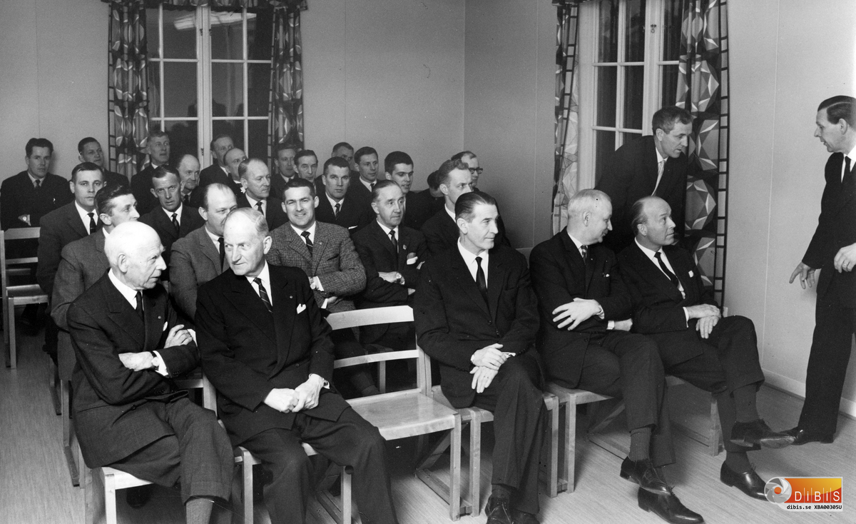 Gemensamt företagsnämndssammanträde 27 april 1965 med Kraften, Sulfaten och Sulfiten.
Första raden: Bankdirektör Palmqvist, bankdirektör Larsson, ekonomidirektör Gösta Modig, försäkringsdirektör Ragnar Frölander,
och personalchef Ingvar Oremark.

Andra raden: Einar Karlsson, Sven Lindberg, Sven Olov Wahlbeck, Tage Johansson och Torvald Bäverström. Vid fönstret Lars-Hugo Norlin.

Tredje raden: Yngve Haglund, Johan Strinnholm, Harry Hansson, Sven Eriksson, Rolf Svärd och Rolf Goude.

Fjärde raden: Emanuel Palm, Bertil Persson, Helge Söderberg, Karl-Erik Laurin.

Femte raden: Bertil Stolt, Sune Ludvigsson, Valter Johansson och Bernhard Hallman.