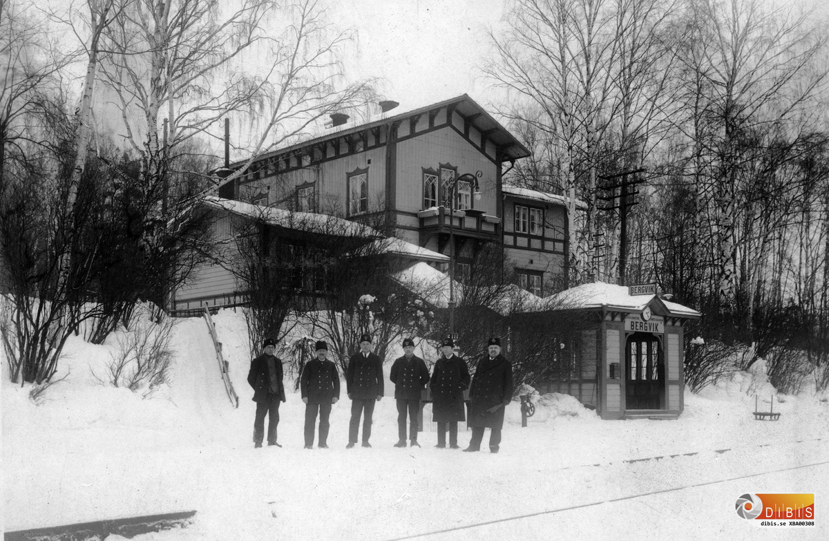 Detta är en av de mest kända bilderna på det originella stationshuset i Bergvik, Hälsingland.
Mannen till höger är stationsinspektoren Karl Tirén, en av ortens två mest kända personer. Den andre är kemisten Carl-Daniel Ekman ihågkommen för att ha omsatt sulfitmetoden i industriell form.