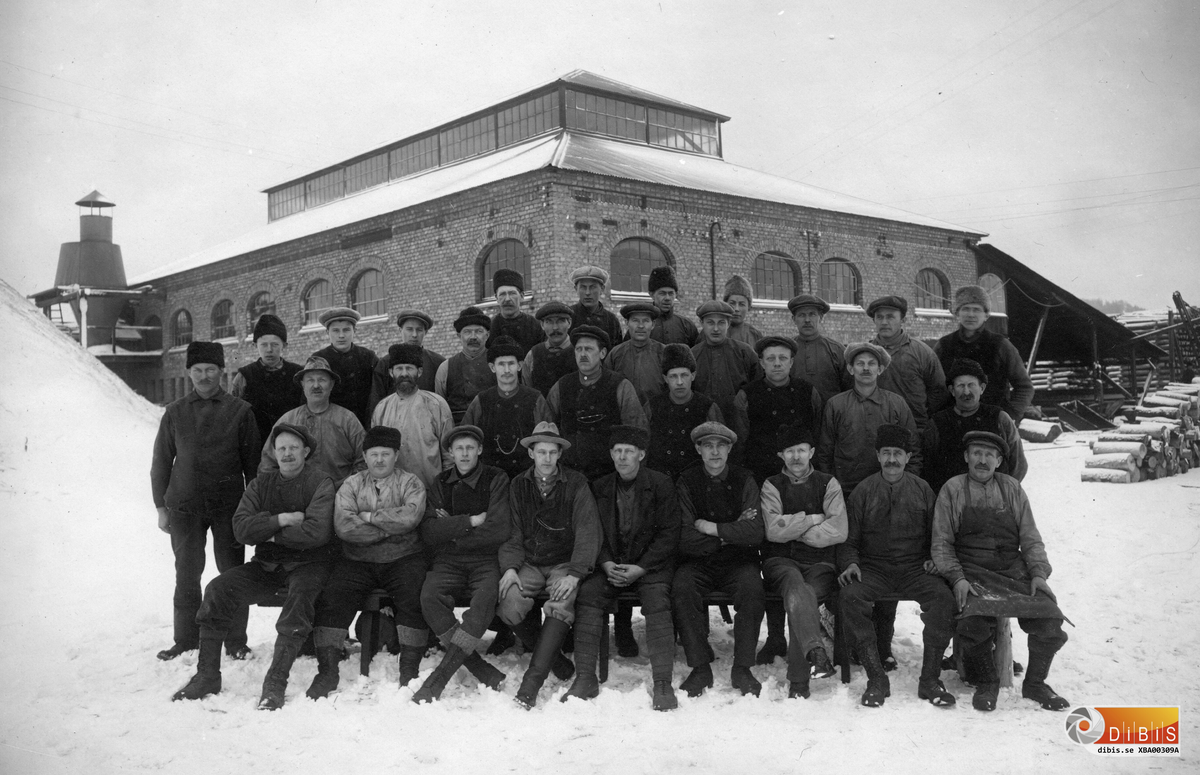 Sulfitfabriken i Vannsätter år 1924.
Renseripersonalen har samlats framför sin arbetsplats, renseriet. Det är vinter och storvästar, varma kepsar och mössor behövs. Bilden är antagligen tagen i samband med skiftbyte när flertalet arbetare var närvarande.

Här följer namnlistan:
Främre raden från vänster:
1. Petter Wiklund
2. Fredrik Stark
3. Johan Larsson
4. Alban Andersson
5. Albert Norgren
6. Gunnar Wikström
7. Viktor Spångberg
8. Oskar Bergstrand
9. Liljewall från Skärgårn

Andra raden från vänster:
1. Johan "Hovnäs" Jonsson
2. Nils Andersson
3. Nordkvist
4. Åsberg
5. Martin Anell
6. Gottfrid Fagerström
7. Gunnar Mattsson
8. Karl Söderberg
9. Per Spinord

Tredje raden från vänster:
1. Arvid Hammarberg
2. Bertil Thörner
3. Georg Thörner
4. Johan Lövstedt
5. Lars Persson
6. Gävert från Långrör
7. Artur Blom
8. Konrad Johansson
9. Sölve Wernboe
10. Arvid Lövstedt

Övre raden från vänster:
1. Oskar Sundin
2. Fritz Wandin
3. Johan Högkvist
4. Edvin Östlund