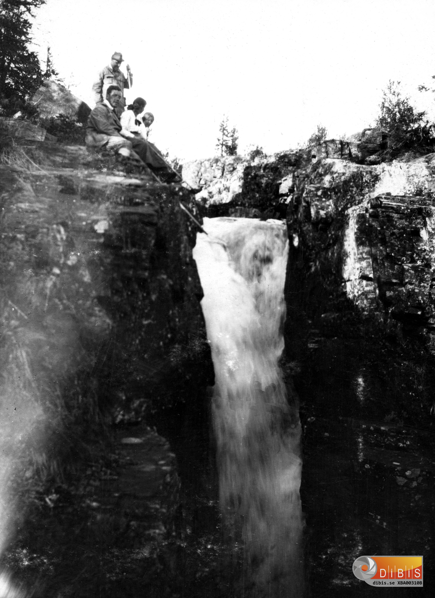 Karl Tirén var född den 23 juni 1869 i Ovikens församling. Han är  49 år när han gör den här vandringen
Ett par år tidigare hade han avslutat insamlingen av samisk jojk, text och melodier
Sex år tidigare hade han tillträtt tjänsten i Bergvik och tretton år tidigare var han klar med uppförandet av Nuoljalid i Abisko
____________________________________
Här följer en svit med bilder från en fjällvandring år 1918 med Karl Tirén som färdledare.
Bilderna är hämtade i ett album som någon av deltagarna lämnade efter sig. Antagligen som
ett tacksamhetsbevis efter att sällskapet fått vandra tillsammans med en "fjällräv" av Karl Tiréns mått.
Bakom sig hade han de långa vandringarna från Treriksröset i norr till samebyarna nera på
låglandet. Då var uppgiften att sammanträffa med samer för att nedteckna allt som dessa lämnade ifrån sig av sin kultur. Jojken, som var mer än text och melodi. Jojken var och är något högst personligt.