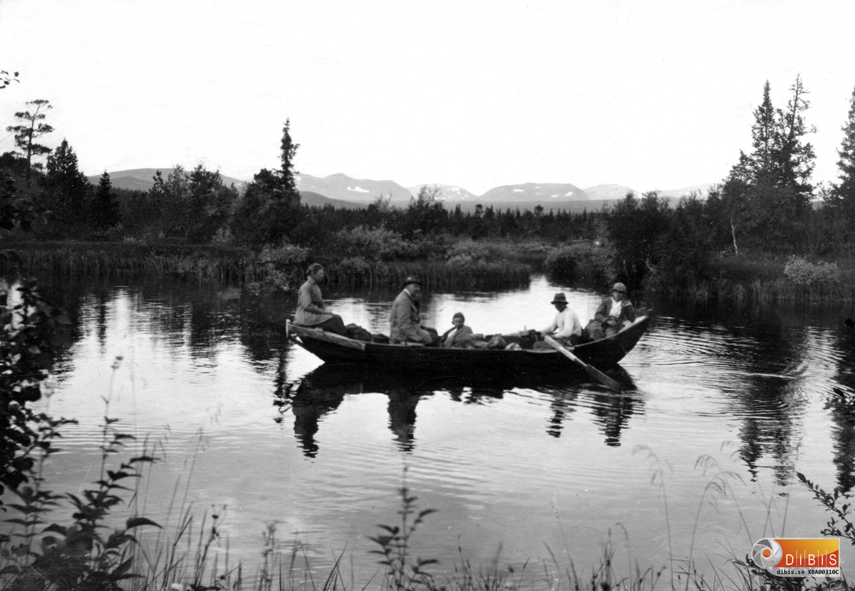 Karl Tirén hade hunnit bli 49 år. Sex år tidigare hade han tillträtt tjänsten som stins i Bergvik, Hälsingland. Han var dessutom en etablerad konstnär och musiker. Som målare följde han sin bror Johans väg genom att så gott som uteslutande låta konsten beskriva fjällvärlden. Ofta med inslag av stöd till och förståelse för samernas när det gällde deras rättigheter och kamp.
Men under de här dagarna är han färdledare och genomför en vandring från Meraker i Norge till Bydalen i Sverige.