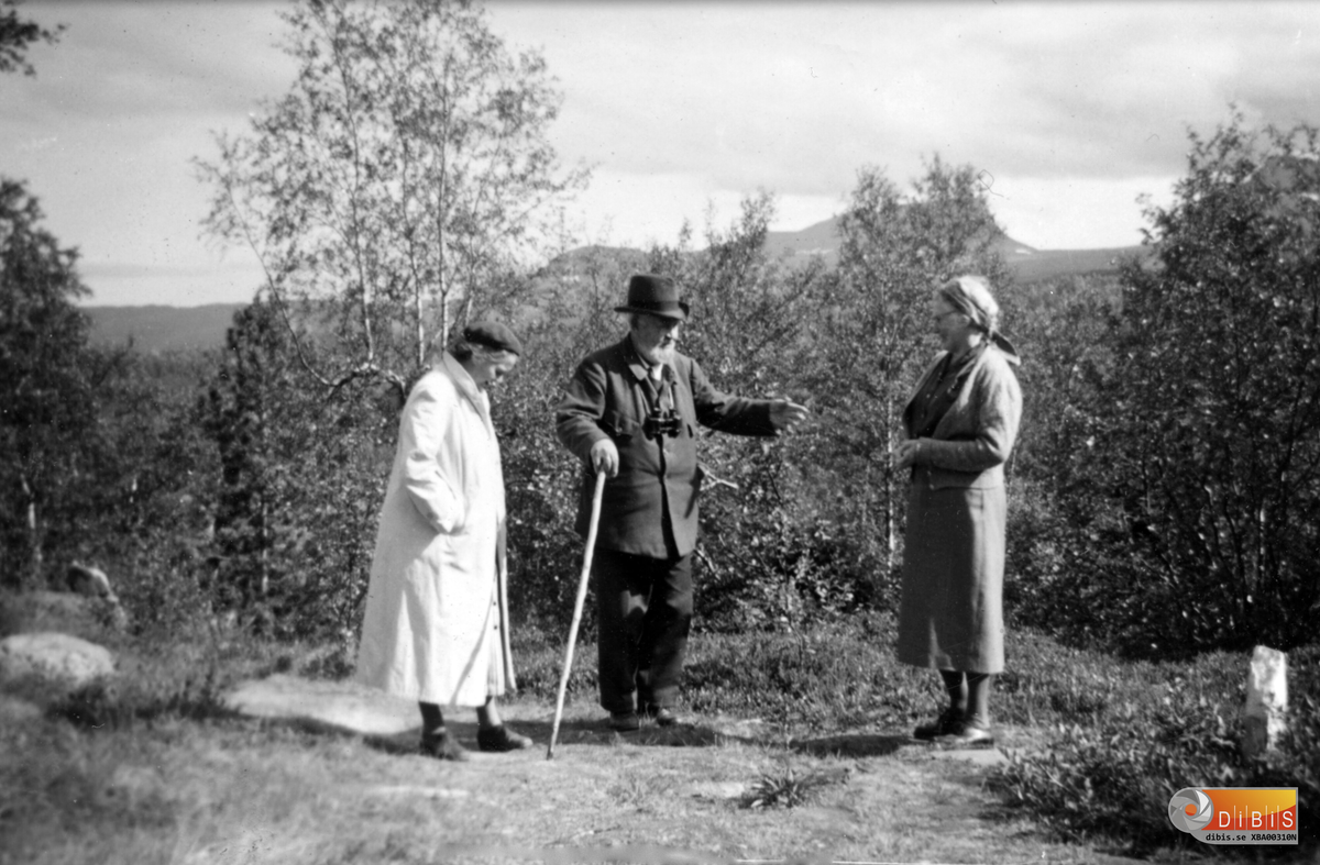 Till vänster Karl Tirén och han fru. Till höger Anna Zettersten-Nordin på tillfälligt besök i Abisko.
I bakgrunden Lapporten, väl synlig från Tiréns stuga.
Något hundratal meter från stugan ligger Tiréns gravplats.
Efter att Karl Tirén avlidit i Stockholm hölls begravningsgudstjänsten i Högalidskyrkan där sonen Torne Tirén var präst. Kistan fördes därefter norrut med Abisko som mål. Det berättas att kistan transporterades från Kiruna till Abisko draget av ett lok med en enda, sorgesmyckad, godsvagn tillkopplad.
Framme i Abisko stannade tåget en bit utanför stationsområdet på västra sidan av Abiskojokk. Detta för att få en direkt anslutning till den stundtals branta stig som leder upp till stugan och den med sten inhägnade kyrkogården.