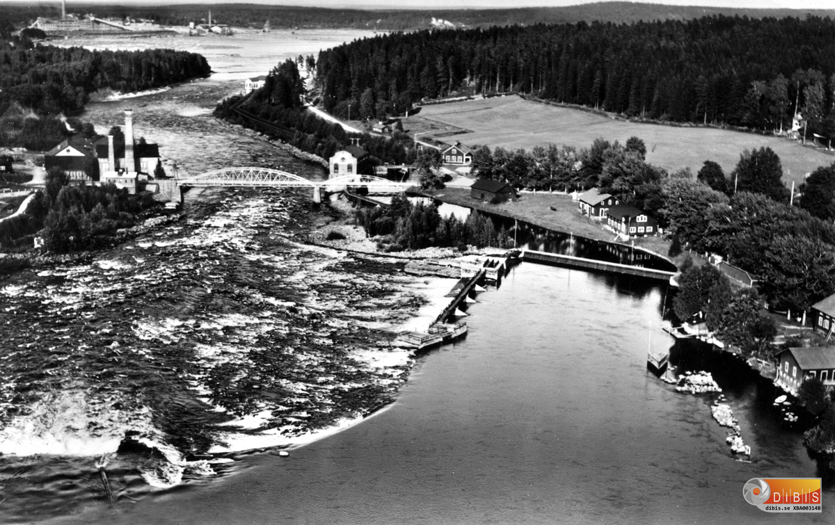 Vy över Ljusnas passage i Bergvik. Till vänster om bron världens första sulfit fabrik, till höger om bron Bergviks övre kraftverk. Längre ner vid udden skymtar Bergviks nedre kraftverk. I bakgrunden på fotot syns Marma sulfat fabrik